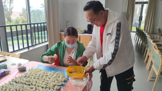 4.2世界孤独日 | 巧手包馄饨 情暖老人心