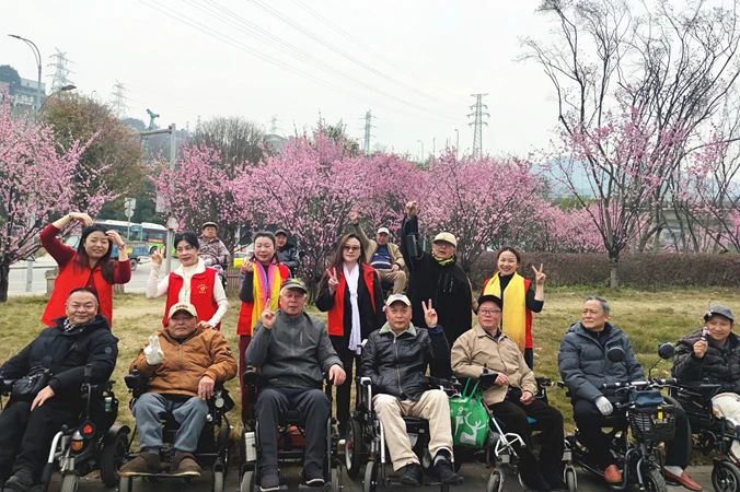 重庆新里程盛景医院老年养护中心（中心带站） | 春日赏花行 温暖老年心